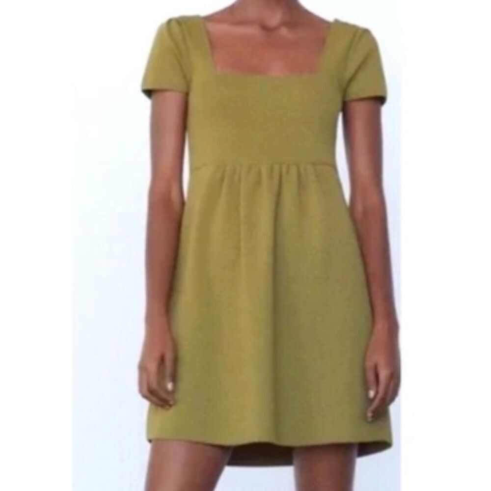 Zara stretchy knit mini dress featuring a square neckline and short sleeves med